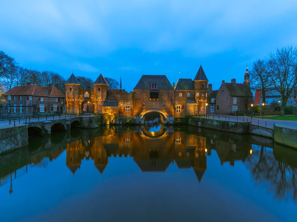 De Koppelpoort in Amersfoort bij schemer
