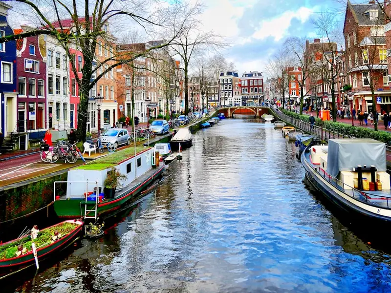 Woonboten en grachtenpanden in Amsterdam