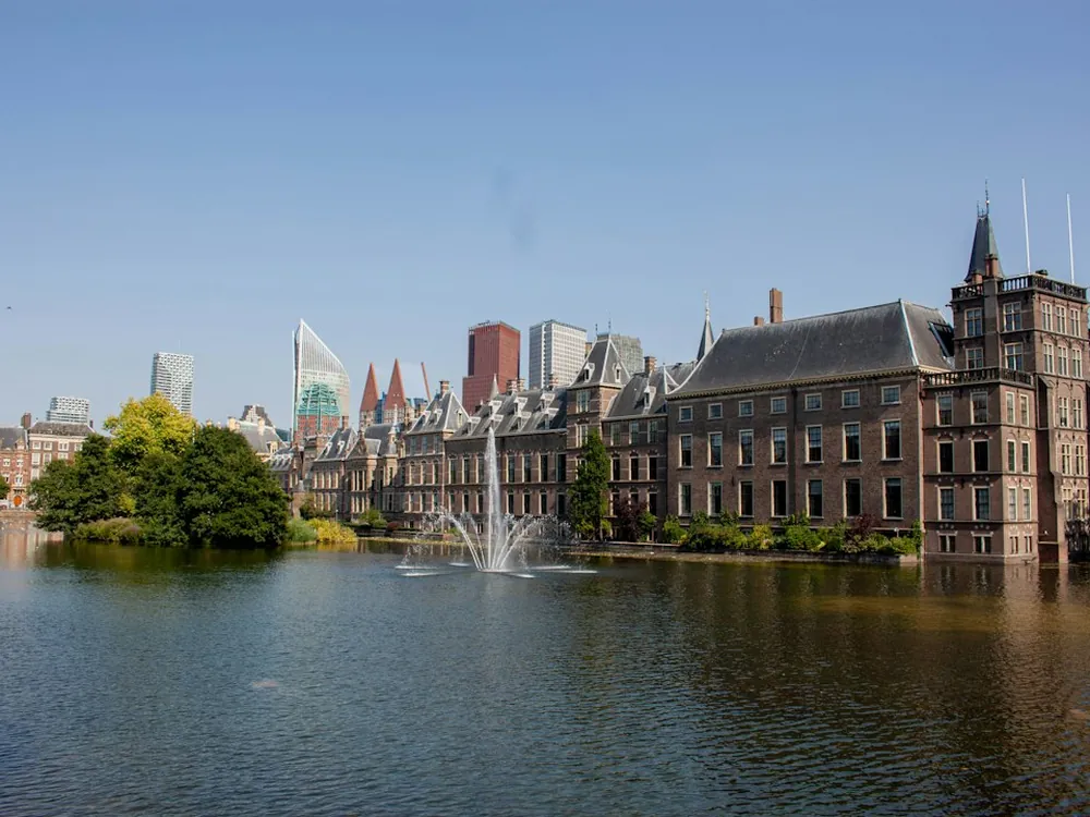 Het Binnenhof en de Hofvijver in Den Haag