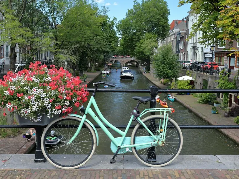 Een fiets op de kade langs een Utrechtse gracht
